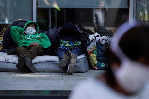 Inmigrantes en Chile duermen en la calle (foto: EPA)