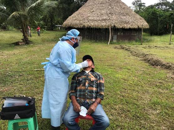  Un miembro de la Nación Siekopai de la Comunidad Wa'iya se analiza para detectar anticuerpos de la enfermedad por coronavirus
