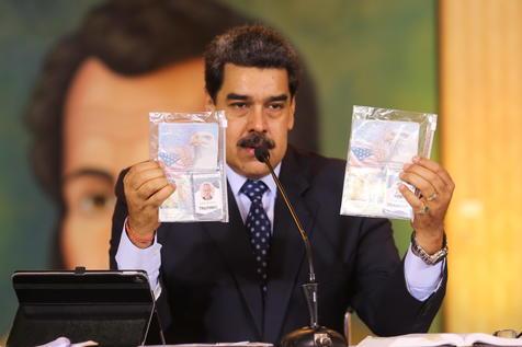 Maduro con la identificación del mercenario norteamericano Luke Denman,