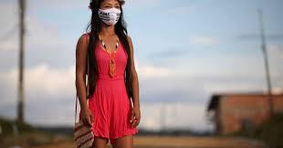 Vanderlecia Ortega dos Santos usa una máscara que dice "Las vidas indígenas importan"