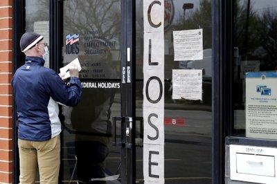 Un hombre apunta unos datos frente a una oficina de empleo en Chicago