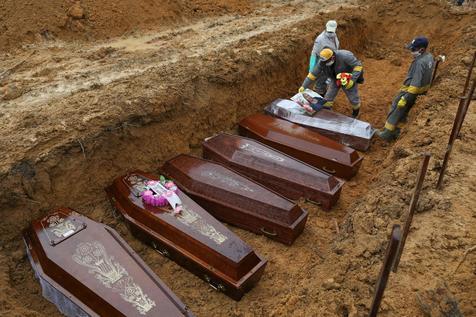 Un cementerio de Manaos, símbolo de la situación de Brasil (foto: ANSA)