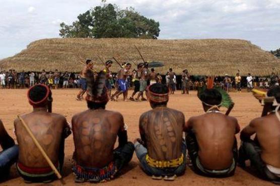 Danza en la aldea de Piaraçu, cerca de Sao José do Xingu, en el estado de Mato Grosso, en Brasil