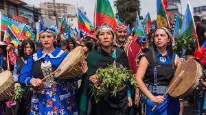 Mujeres mapuches movilizadas por un reclamo en Santiago