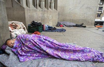 Personas sin hogar duermen afuera de la catedral de Sao Paulo
