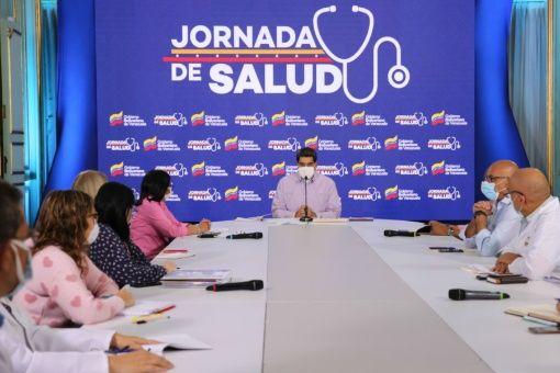 Maduro atendiendo cuestiones de Salud ayer en Caracas