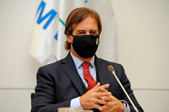 El presidente Luis Lacalle Pou usa una máscara facial 