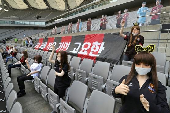 Varias muñecas hinchables colocadas a modo de seguidoras en las gradas del estadio del FC Seúl durante el partido contra el Gwan
