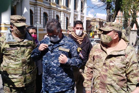 El general Orellana habla con los periodistas, ayer en La Paz