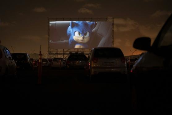 Una pantalla gigante en el estacionamiento del aeropuerto internacional de Carrasco exhibe una película en la primera función
