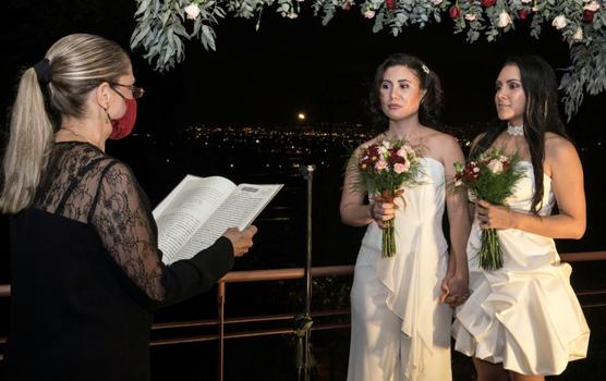 Dunia Araya y Alexandra Quiros (C), durante su boda en la localidad de San Isidro de Heredia, en Costa Rica