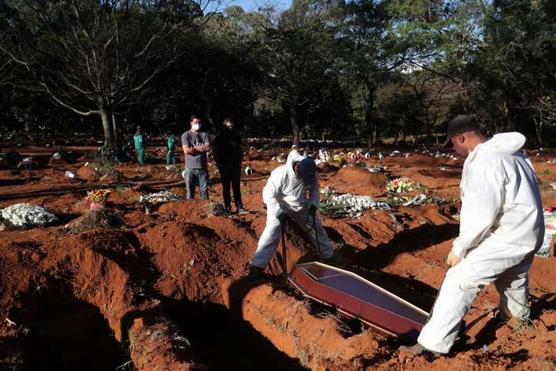 Sepultureros trabajan en Vila Formosa, el cementerio más grande de Brasil