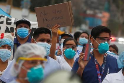 Médicos movilizados con cartel que dice "No hay pruebas rápidas"