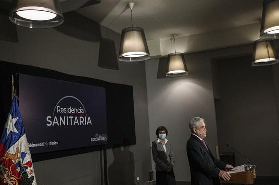 Habla Piñera tras visitar un centro para tratar el coronavirus establecido en un hotel, en Santiago, Chile. 