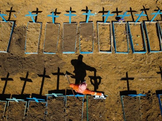 Un sepulturero de pie en el cementerio Nuestra Señora Aparecida, Manaos