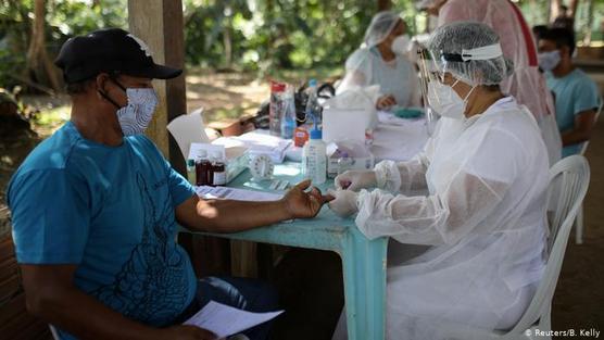 Enfermeras de Manaos atienden a pacientes, ayer