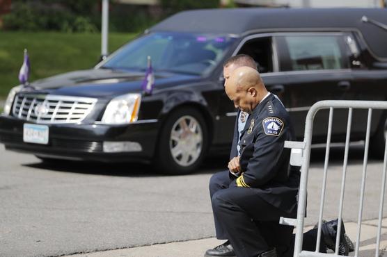 Policias arrodillados en el funeral