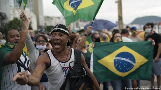 Un manifestante grita consignas mientras durante una protesta en apoyo del presidente brasileño en la playa Copacabana
