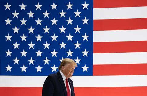 Donald Trump frente a la bandera estadounidense (foto: ANSA)