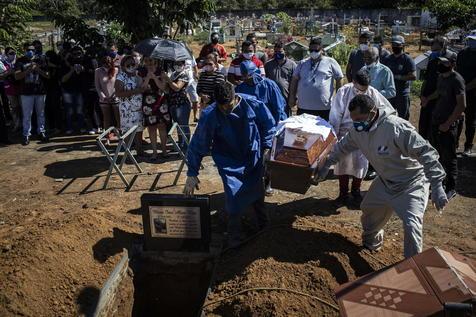 Las muertes se multiplican en Brasil, casi 800 mil positivos (foto: ANSA)
