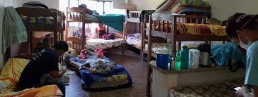 Varias personas en el dormitorio de un albergue de cuarentena en Asunción