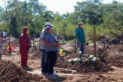  Una familia en una ceremonia en el denominado "cementerio COVID-19" en Trinidad, Bolivia.