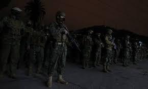 Efectivos del ejército reciben información antes de iniciar una patrulla en un barrio de las afueras de Santiago