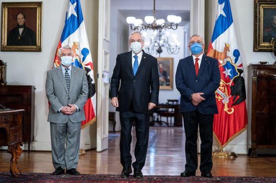 Piñera (al centro), el nuevo ministro de Salud, Óscar Enrique Paris (a la izquierda), y el exministro de Salud Jaime Mañalich