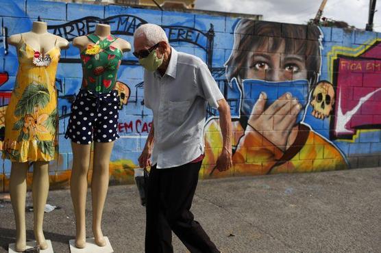 Graffiti de un niño con una mascarilla en medio del brote de COVID-19 en Río de Janeiro
