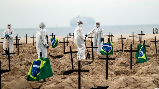 Una protesta los llevó a cavar tumbas en Copacabana