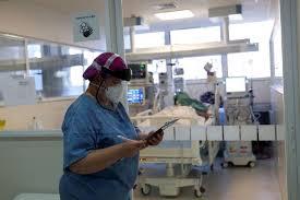 Enfermera actualiza listado de pacientes en  Sao Paulo