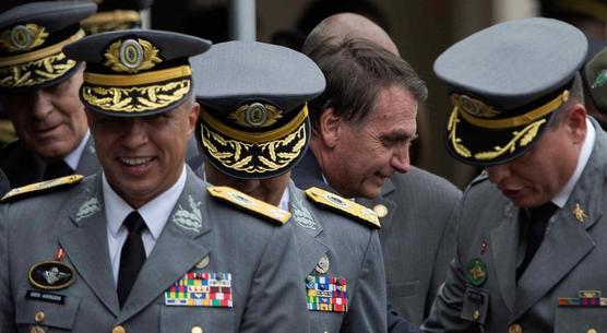 Bolsonaro bromea con militares