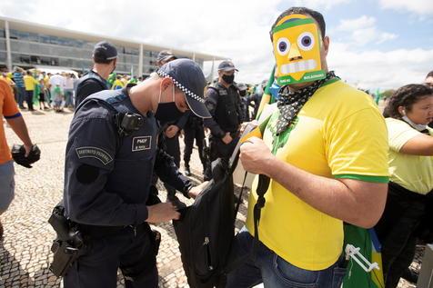 Un seguidor de Jair Bolsonaro revisado por la policía. Foto de archivo (foto: ANSA)