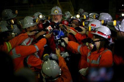 El ministro de Minería de Chile, Baldo Prokurica, conversando con periodistas dentro de la mina El Teniente