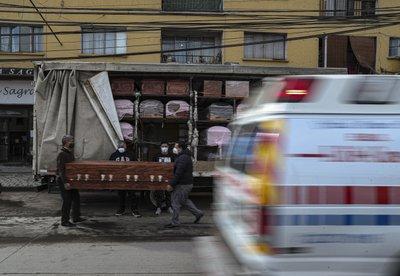 Los empleados de Bergut Servicios Fúnebres entregan ataúdes a una tienda funeraria en Santiago