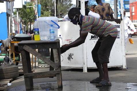 En 60 países poco desarrollados la falta de agua para higienizarse agrava la pandemia (foto: ANSA)