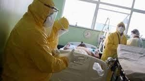 Profesionales de la salud tratan a un paciente con coronavirus en un hospital de Santo André, Sao Paulo