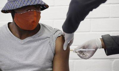 Un voluntario en Johannesburgo, Sudáfrica, recibe una vacuna experimental para el COVID-1 desarrollada en la Universidad  Oxford