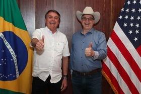  Jair Bolsonaro, saluda con el embajador de Estados Unidos Todd Chapman durante una reunión en Brasilia. 4 de julio 