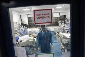 Un trabajador de salud atiende una sala de pacientes con Covid-19 en un hospital de Santiago, Chile.