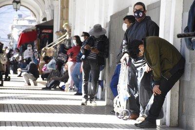Bolivianos hacen fila para comprar dióxido de cloro en una farmacia en Cochabamba