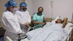 El cacique Raoni Metuktire en el hospital internado