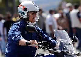  Jair Bolsonaro, llegando en moto al Palacio Alvorada en Brasilia.