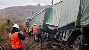 Rescatistas verifican los daños a un tren supuestamente atacado por miembros de la etnia mapuche 