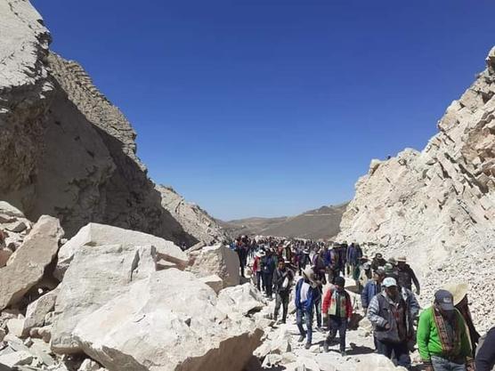 Grandes piedras para bloquear ruta Oruro Cochabamba