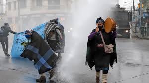 Mapuches dispersados con gases por los Carabineros