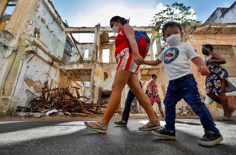 Un paseo con recaudos por las calles de La Habana (foto: ANSA)