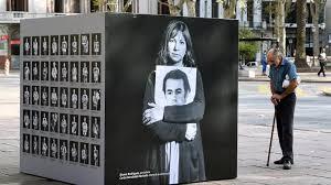 Instalación con imágenes de detenidos desaparecidos de Uruguay