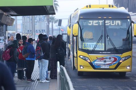 Autobuses en la zona urbana de Santiago. Sin distancias se portencian los contagios de Covid-19 (foto: ANSA)