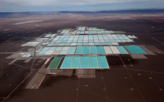 Piletas de la productora chilena de litio SQM en el Salar de Atacama, Chile